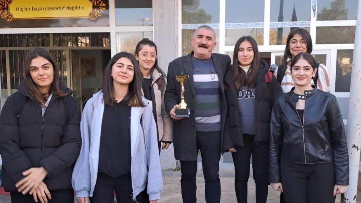 Kız Basketbol Takımız Kupasını Okula Getirdi